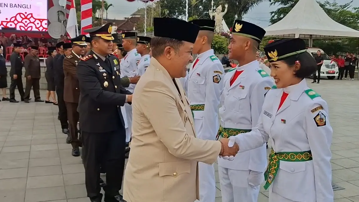 Bupati Bangli Sang Nyoman Sedana Arta menyalami semua Paskibraka dalam acara pengukuhan di Alun-Alun Bangli, Sabtu (15/8/2026). (Ist)