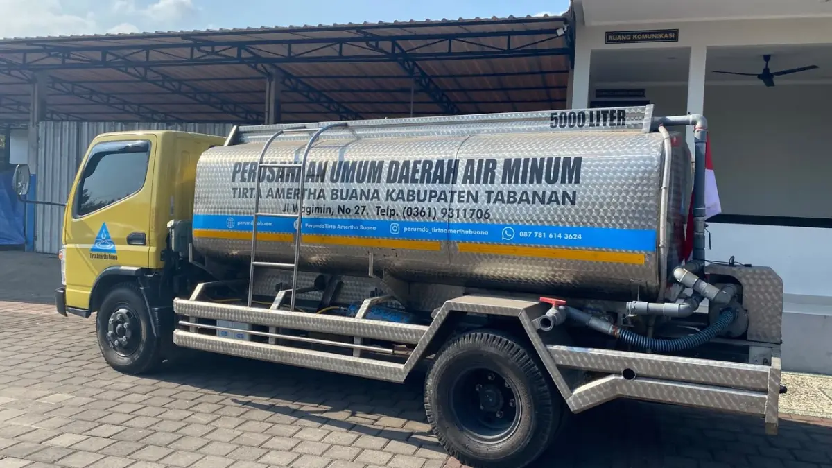 Mobil tangki Perumda Tirta Amerta Bhuana (TAB) Tabanan siap mendistribusikan air ke masyarat terdampak musim kemarau. (Ist)