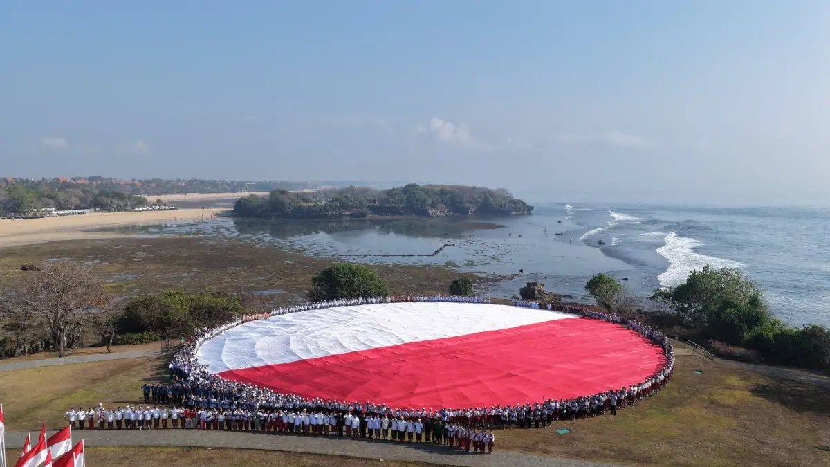 Bendera merah purih berukuran besar saat Apel Hari Kemerdekaan RI ke-81, di Pulau Peninsula, kawasan The Nusa Dua, Kuta Selatan, Senin (17/8). (ist)