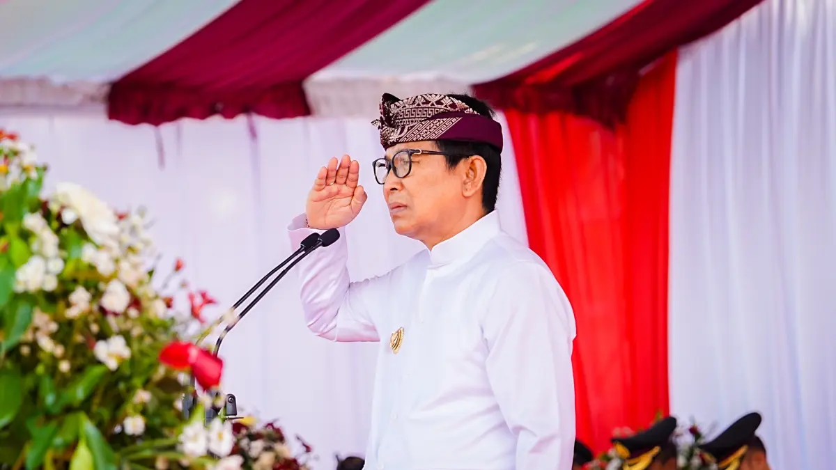 Bupati Adi Arnawa menjadi Inspektur Upacara saat Upacara Peringatan HUT Ke-81 Kemerdekaan RI di Lapangan Puspem Badung, Senin (17/8). (PROKOMPIM SETDA BADUNG)