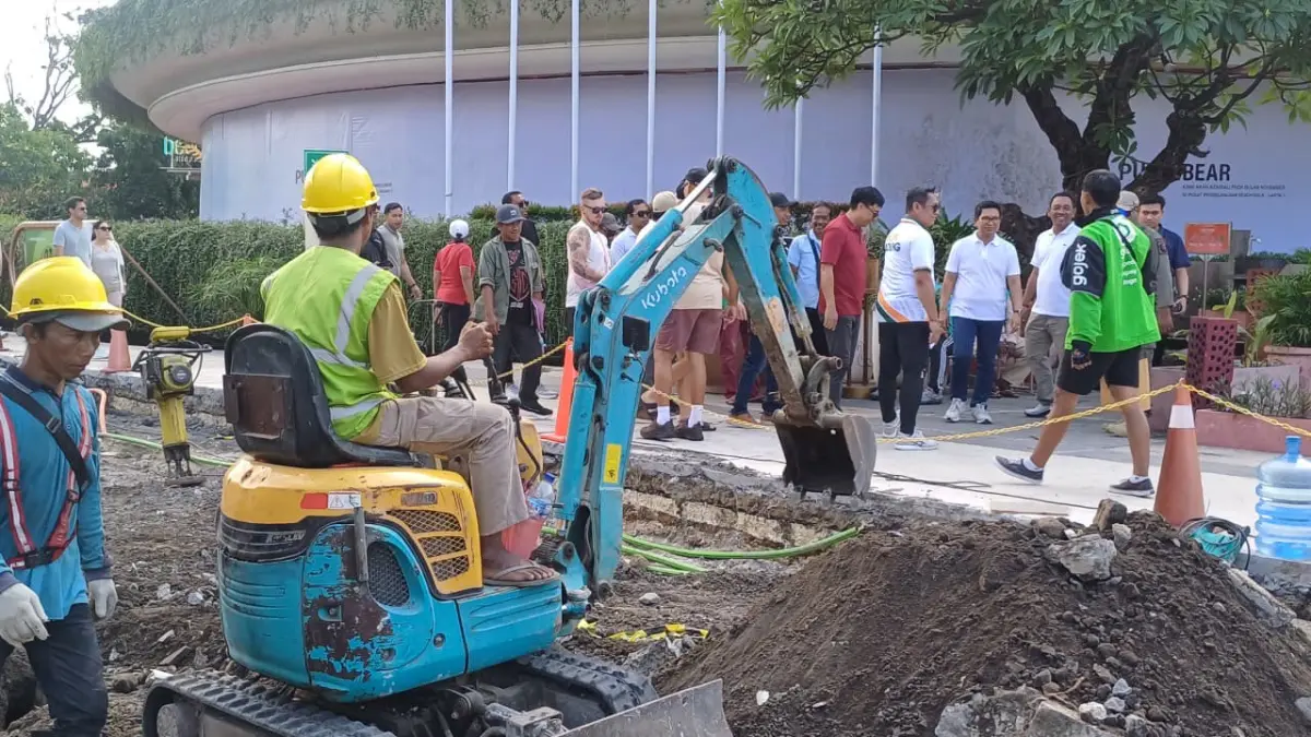 Bupati Badung, I Wayan Adi Arnawa saat melakukan pemantauan penataan trotoar di Jalan Pantai Kuta, beberapa hari lalu. (ist)