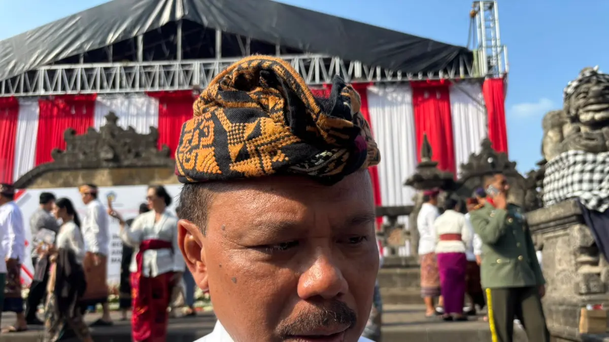GERAK CEPAT:&nbsp;Sekretaris Daerah (Sekda) Provinsi Bali, Dewa Made Indra diwawancara usai mengikuti&nbsp;Upacara Peringatan HUT Ke-81 Kemerdekaan Republik Indonesia di Lapangan Niti Mandala Denpasar, Senin (17/8).