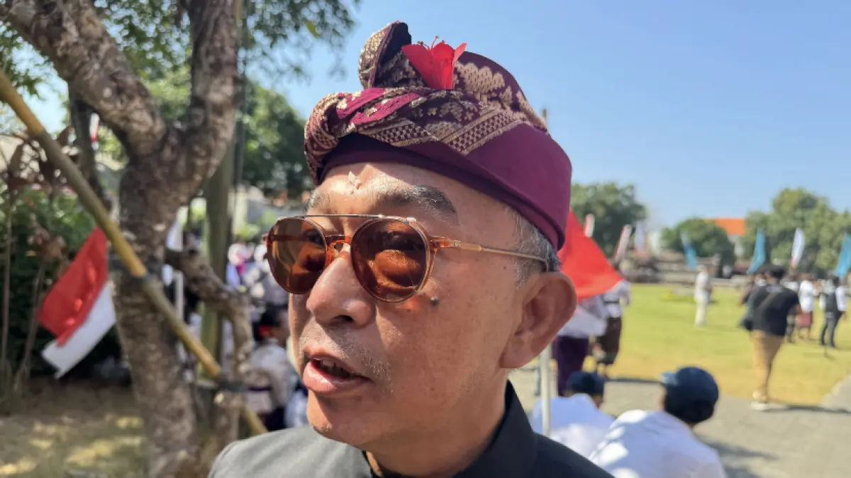 SEMANGAT KEMERDEKAAN:&nbsp;Ketua Yayasan Pembangunan Sanur, Ida Bagus Gede Sidharta Putra atau Gusde Sidharta saat diwawancara usai gelaran Upacara Bendera 17 Agustus di Yayasan Pembangunan Sanur, Senin (17/8)