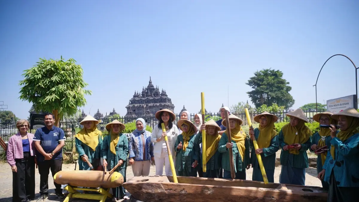 Wamen Pemberdayaan Perempuan dan Perlindungan Anak (PPPA) Veronica Tan (enam dari kiri), Head of Environment & Social Responsibility Astra Diah Suran Febrianti (kelima kiri) bersama masyarakat Desa Sejahtera Astra Bugisan mengikuti kesenian Gejog Lesung, Rabu (12/8/2026). (Ist)