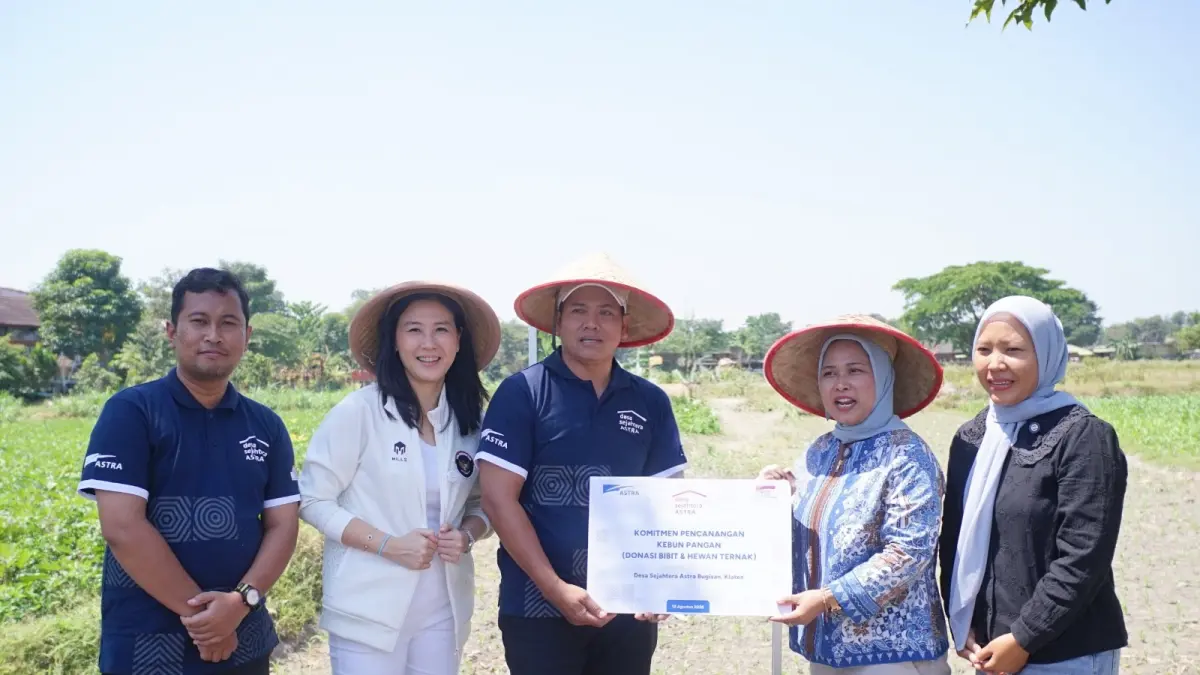 Wakil Menteri Pemberdayaan Perempuan dan Perlindungan Anak (PPPA) Republik Indonesia Veronica Tan (keenam kiri) mengunjungi Desa Sejahtera Astra Bugisan, Klaten, Jawa Tengah, Rabu (12/8).