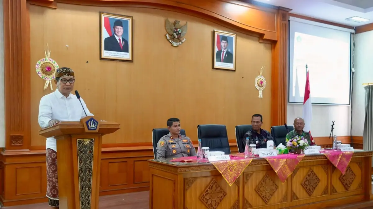 Bupati Adi Arnawa saat membuka Bimtek Peningkatan Kapasitas bagi Kaling dan Kelian Banjar Dinas se-Kecamatan Kuta Utara di Ruang Rapat Kantor Camat Kuta Utara, Selasa (18/8/2026). (Prokompim Setda Dadung for Bali Express)
