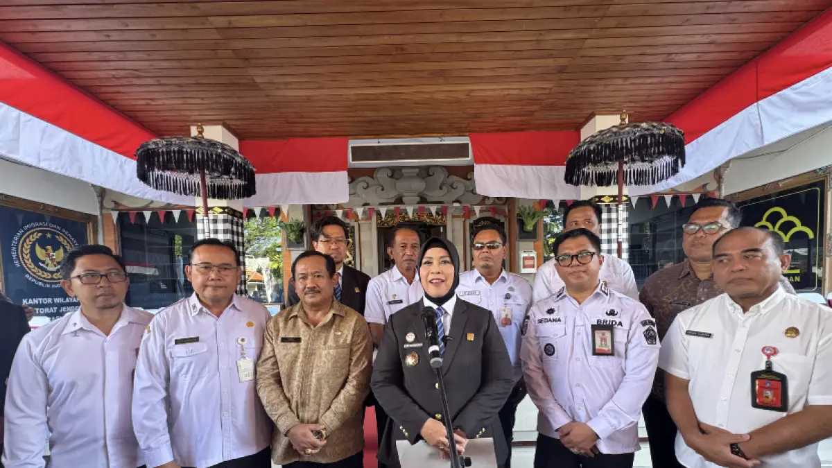 CAPAIAN:&nbsp;Kepala Kanwil Kemenkum Bali, Eem Nurmanah diwawancara usai mengikuti&nbsp;peringatan Hari Pengayoman ke-81 di Kantor Wilayah Kemenkum Bali, Rabu (19/8).
