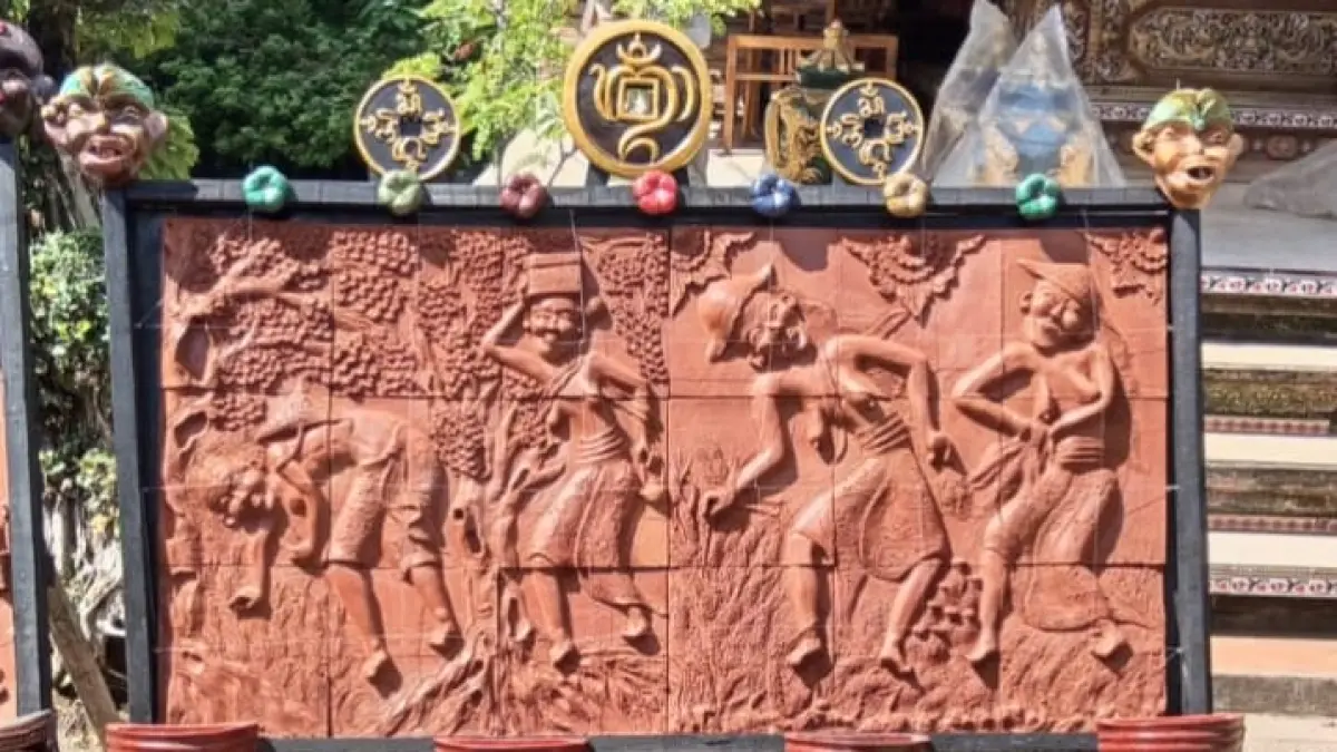 I Made Danu menerima penghargaan Anugerah Bali Swacita Nugraha 2026 berkat inovasinya dalam menciptakan Abu Teko, yakni alat untuk membuat terracotta. (Ist)