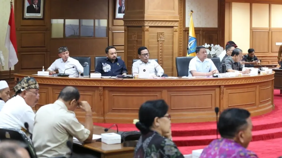 Pansus DPRD Badung saat menggelar rapat serap aspirasi dalam penyusunan Ranperda pemberdayaan ormas, Selasa (18/8). (Humas DPRD Badung)