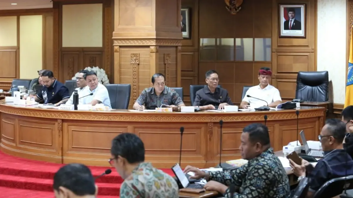 Pansus DPRD Badung saat menggelar rapat serap aspirasi dalam penyusunan Ranperda pemberdayaan ormas, Selasa (18/8/2026). (Humas DPRD Badung)