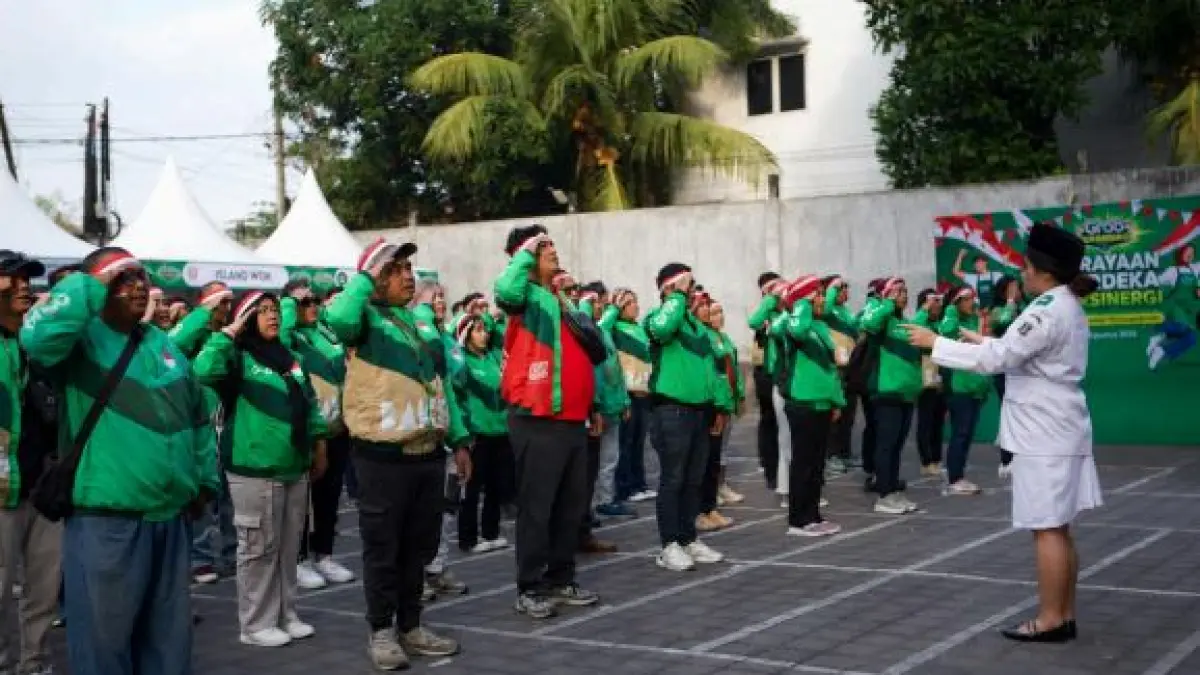 Para Mitra Grab mengikuti upacara peringatan HUT ke-81 Kemerdekaan Republik Indonesia dalam rangkaian Perayaan Merdeka Bersinergi di Denpasar (17/08).