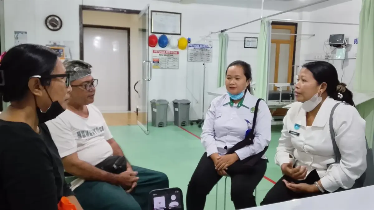 PENYULUHAN : Penyuluh Agama Hindu lakukan bimbingan penguatan mental pada keluarga pasien di RS.