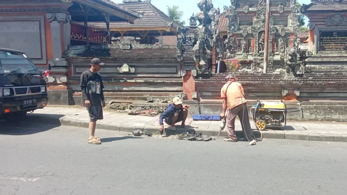 Petugas PDAM Bangli melakukan perbaikan pipa bocor di Kota Bangli. (Ist)