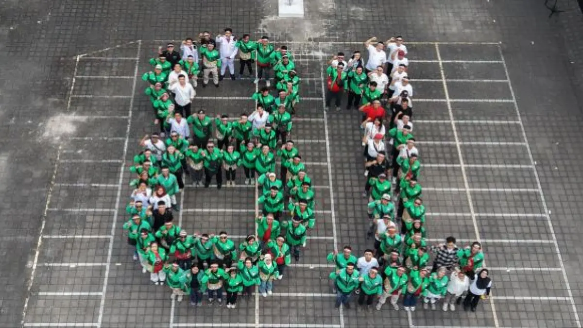 Ratusan Mitra Grab membentuk angka “81” sebagai simbol semangat persatuan dan sinergi
dalam Perayaan Merdeka Bersinergi, dalam rangka memperingati HUT ke-81 Kemerdekaan Republik Indonesia di
Denpasar, pada Senin (17/08).