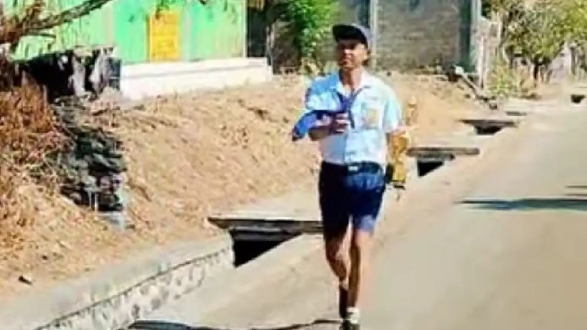siswa kelas IX SMPN 5 Kubu I Gede Puspayasa berjalan 7 kilometer demi menepati nazar. (Ist)