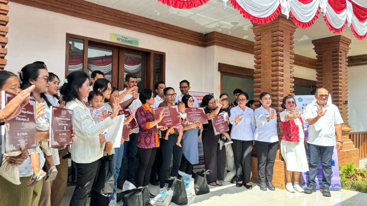 BANTUAN:&nbsp;Sejumlah balita yang berisiko mengalami stunting mendapat bantuan nutrisi dalam kegiatan sosial yang digelar di Rumah Singgah Kuala Abhipraya, Denpasar, Bali, Selasa (18/8).