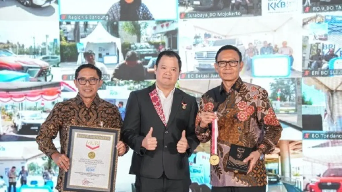 BRI meraih penghargaan Museum Rekor Dunia Indonesia (MURI) sebagai “Bank dengan Pameran Sediaan Kredit Kendaraan Bermotor secara Serentak di Lokasi Terbanyak”. (Ist)
