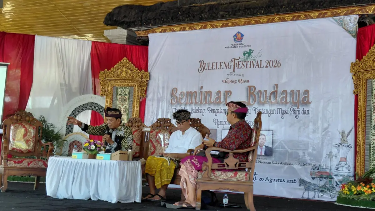 Budayawan Sugi Lanus saat menjadi narasumber Seminar Budaya serangkaian Buleleng Festival (Bulfest) pada Kamis (20/8) di Gedung Sasana Budaya, Singaraja (I Putu Mardika/Bali Express)