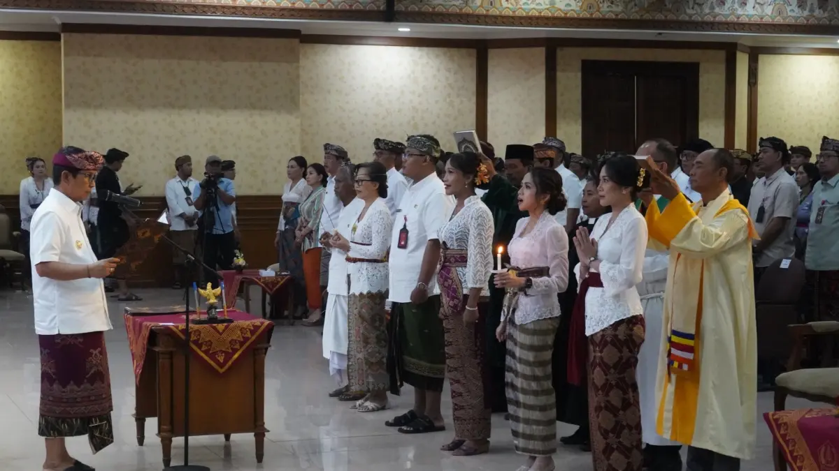 Bupati Adi Arnawa melantik sejumlab pejabat di Ruang Kertha Gosana, Puspem Kabupaten Badung, Kamis (20/8). (PROKOMPIM SETDA BADUNG)