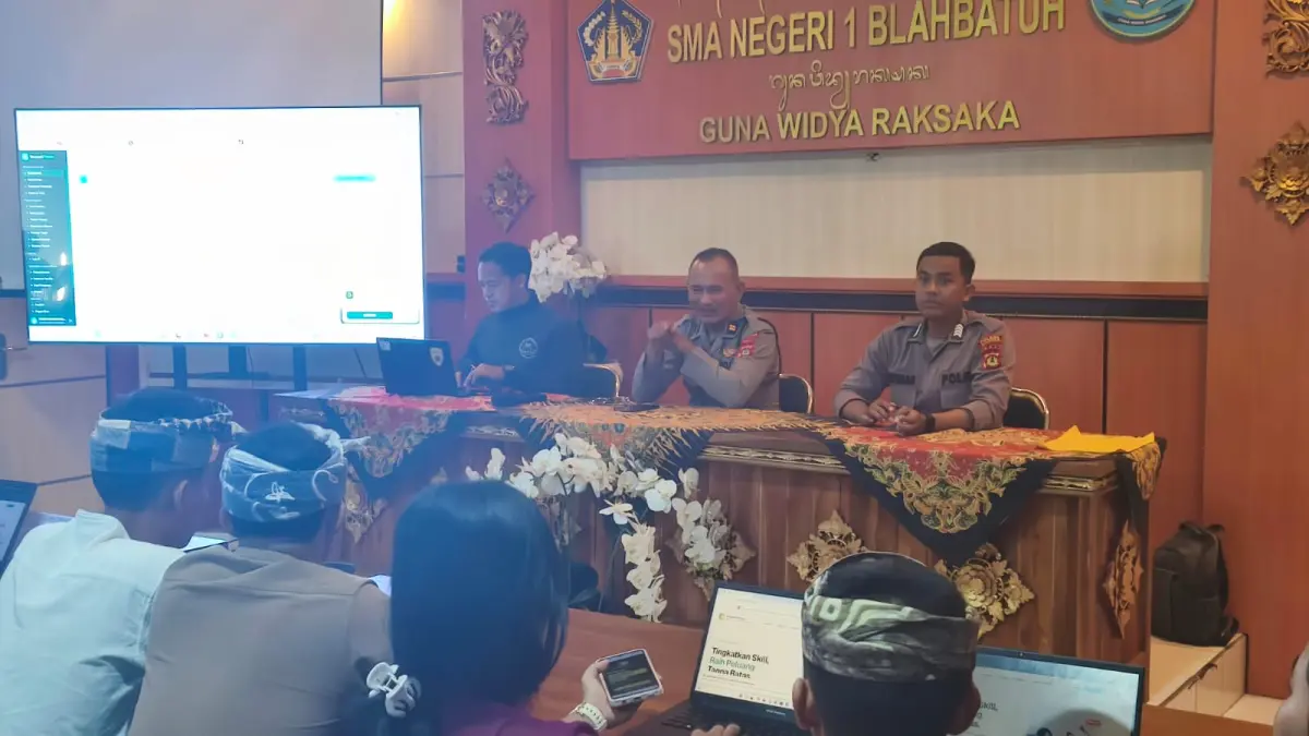 EDUKASI : Polres Gianyar edukasi pemahaman AI kepada&nbsp; siswa SMAN 1 Blahbatuh.