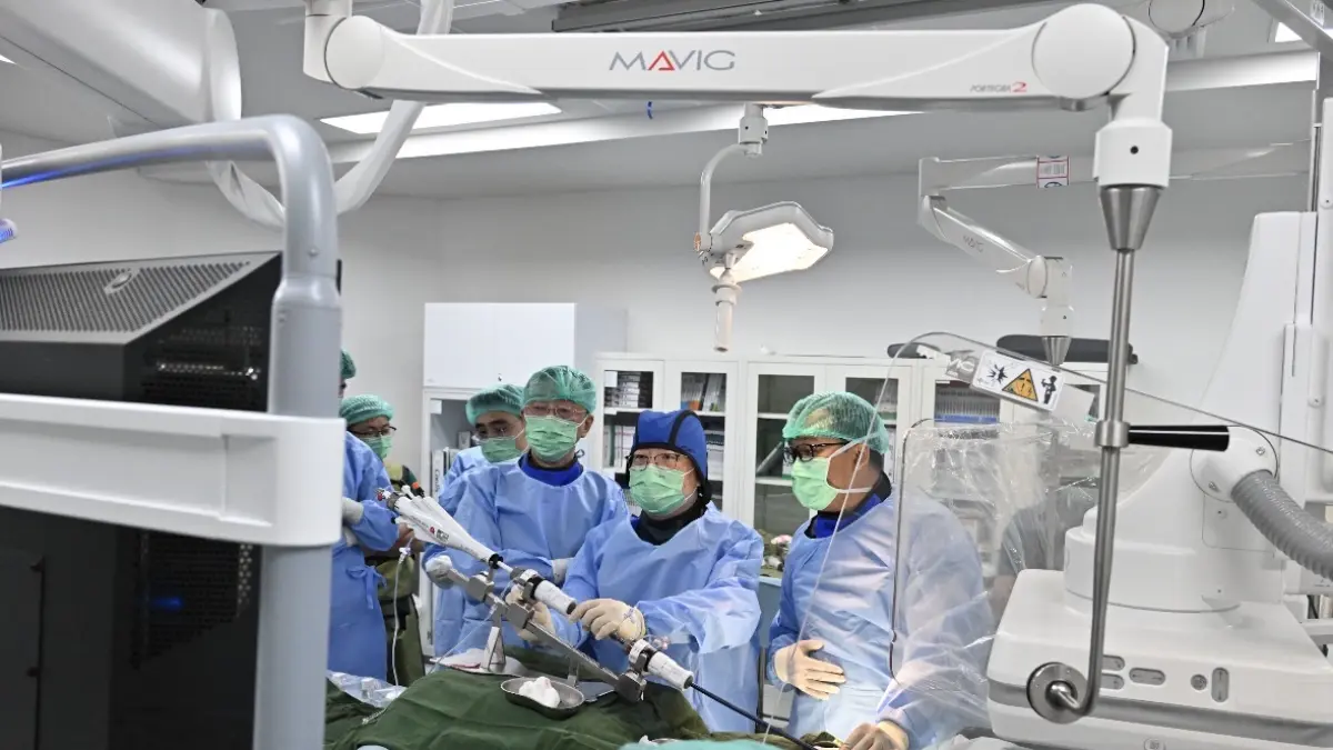 PERTAMA DI BALI:&nbsp;Tindakan tersebut dilakukan di Bali International Hospital (BIH) oleh dr. I Dewa Gde Dwi Sumajaya, M.Biomed, Sp.JP(K), FIHA, FICA, Konsultan Intervensi Jantung SCVC BALI, bersama dr. Ni Made Ayu Wulan Sari, M.Biomed, Sp.JP(K), Subspesialis Ekokardiografi SCVC BALI. Prosedur turut melibatkan Prof. Lam Yat Yin dari Hong Kong dan Prof. Su Xi dari China.