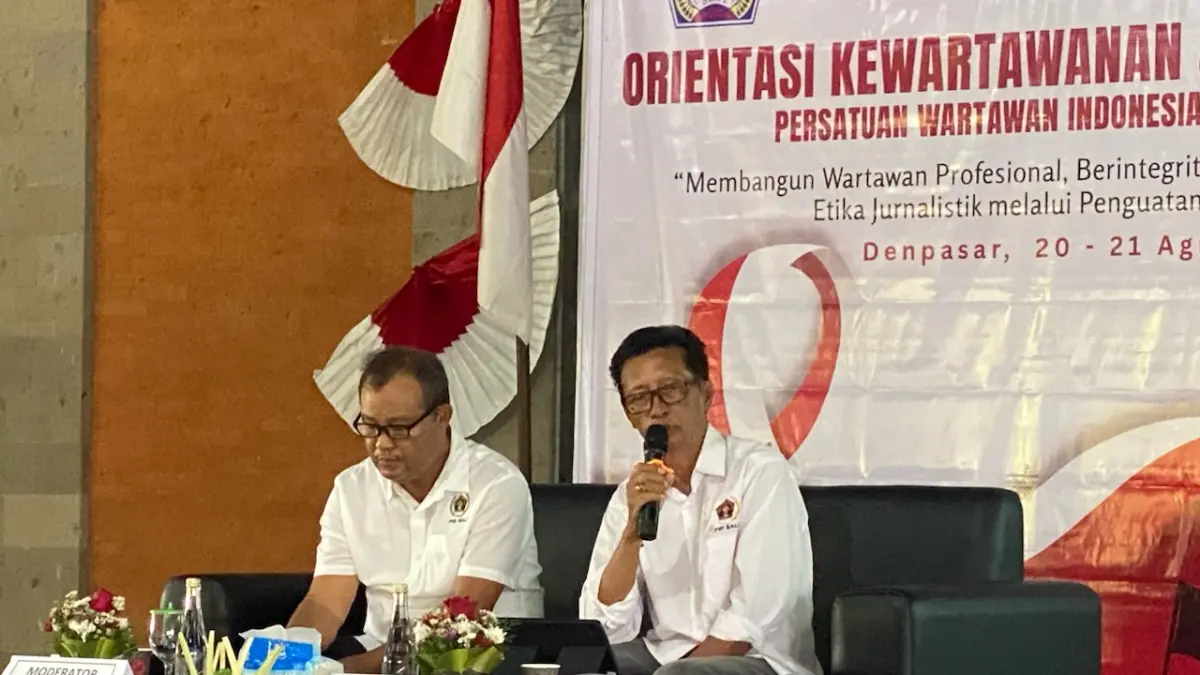 IGMB Dwikora Putra (kanan) saat memberikan materi Kode Etik Jurnalistik dalam OKK di Kantor PWI Bali, kamis (20/8). (Resa Kertawedangga/Bali Express)