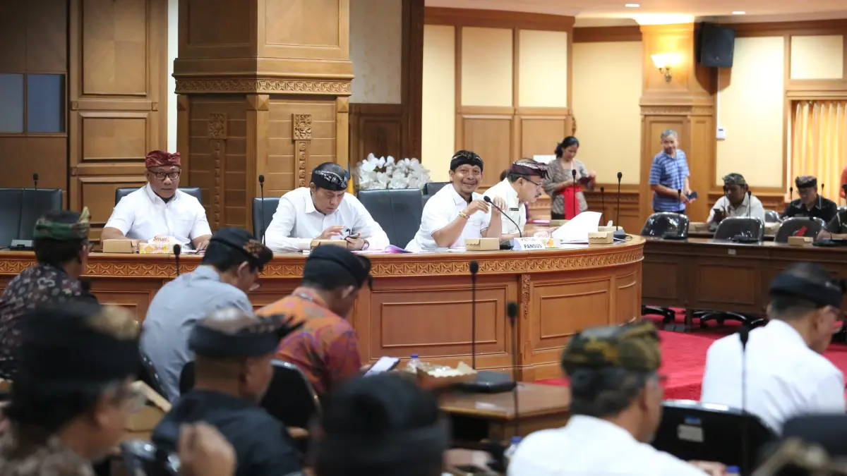Pansus DPRD Badung saat menggelar rapat serap aspirasi terhadap Ranperda pelestarian seni dan budaya, Kamis (20/8). (Humas DPRD Badung)