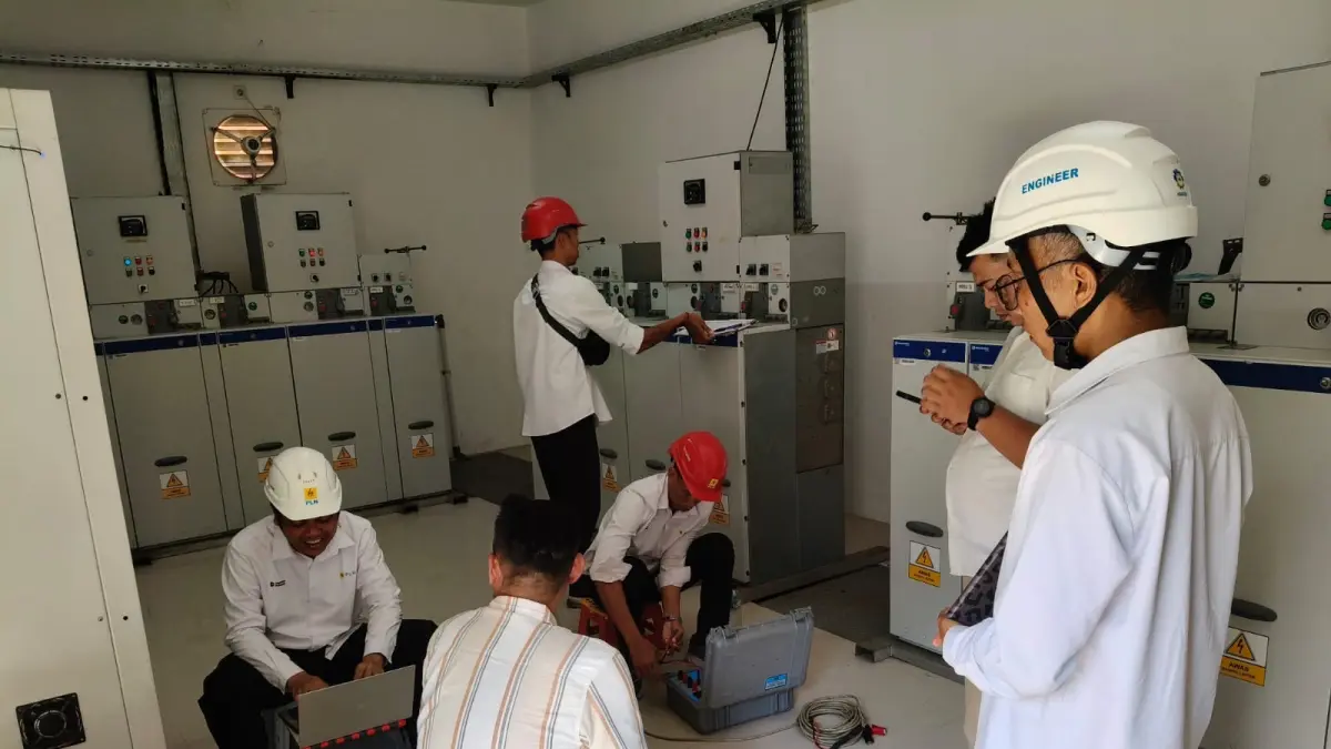 TINGKATKAN DAYA:&nbsp;Tim PLN UP3 Bali Selatan melakukan pemeriksaan pada peralatan kubikel milik PLN di kawasan KEK Sanur dalam rangka mendukung pelaksanaan layanan perubahan daya.