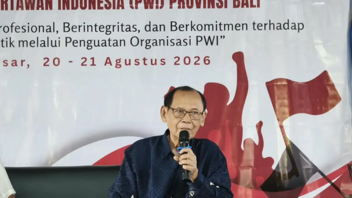 Tokoh jurnalis senior Bali, Widminarko mengisi materi dalam OKK yang digelar Persatuan Wartawan Indonesia Provinsi Bali, pada Kamis (20/8). (Bali Express/I Gede Paramasutha)
