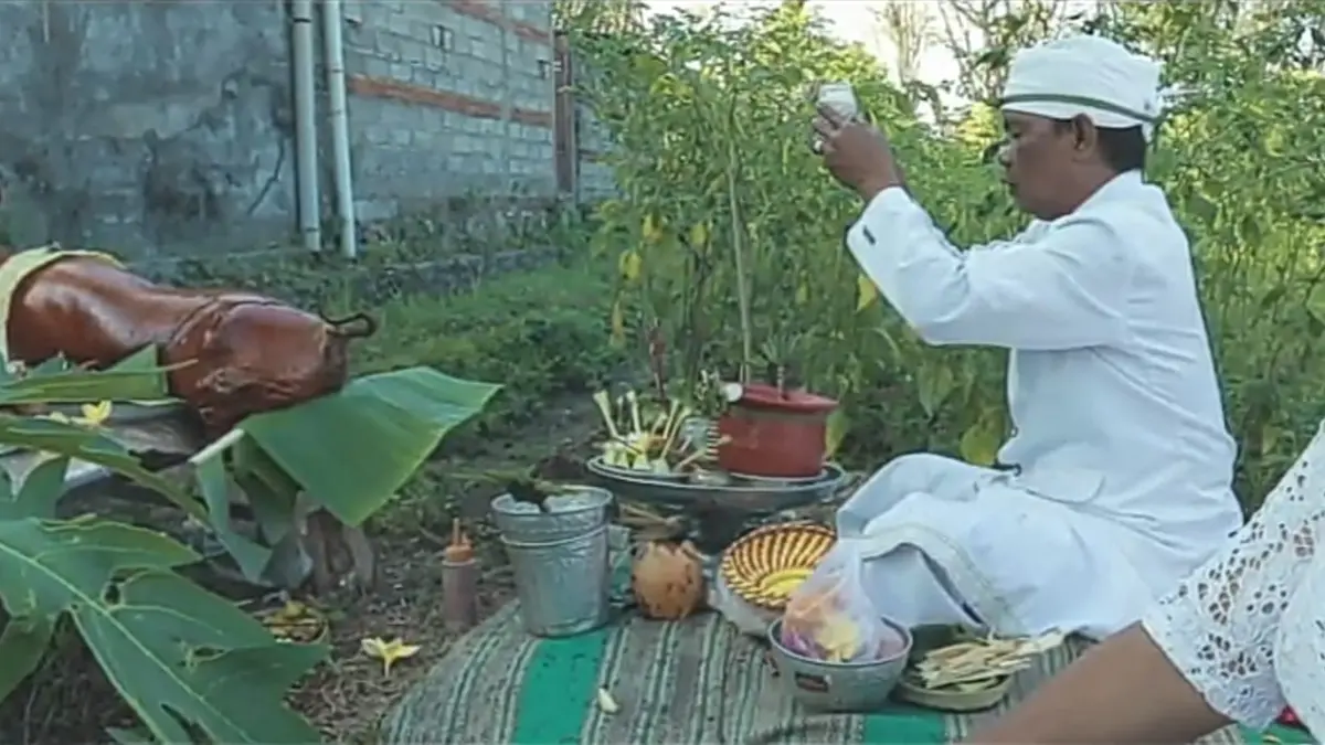 Prosesi ritual Ngerasakin di Abian sebagai wujud syukur atas panen berlimpah (ist)