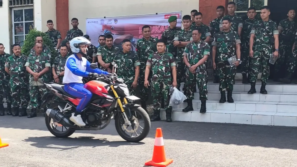 Tingkatkan keselamatan berlalu lintas, Pomdam IX/Udayana dengan Astra Motor Bali menggelar sosialisasi safety riding. (Ist)