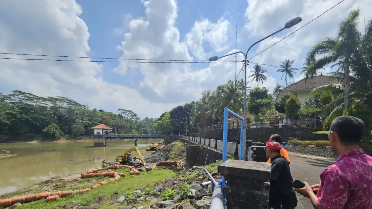 Balai Wilayah Sungai (BWS) tengah melaksanakan kegiatan pembersihan lumpur di Bendungan Telaga Tunjung, Tabanan. (Ist)