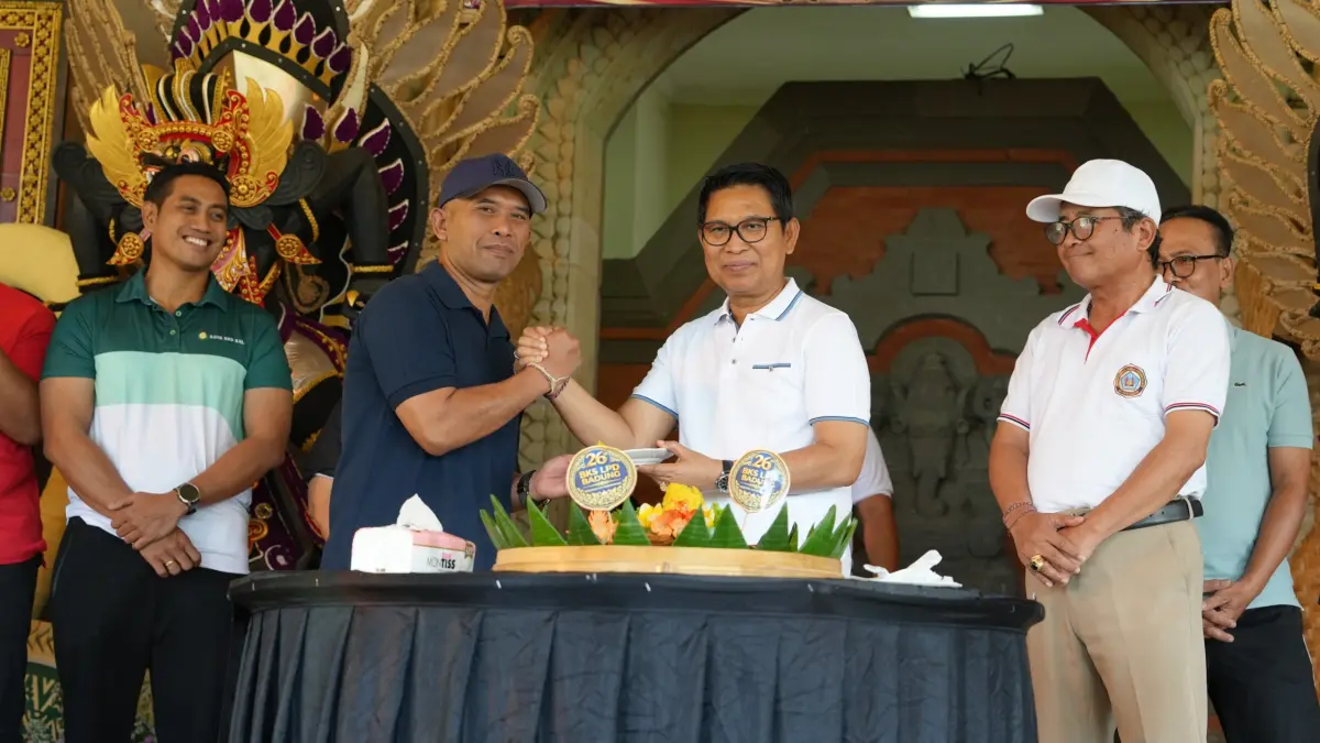 Bupati Adi Arnawa saat hadir di HUT BKS-LPD Kabupaten Badung di Wantilan Pura Lingga Bhuwana, Puspem Badung, Sabtu (22/8). (PROKOMPIM SETDA BADUNG)