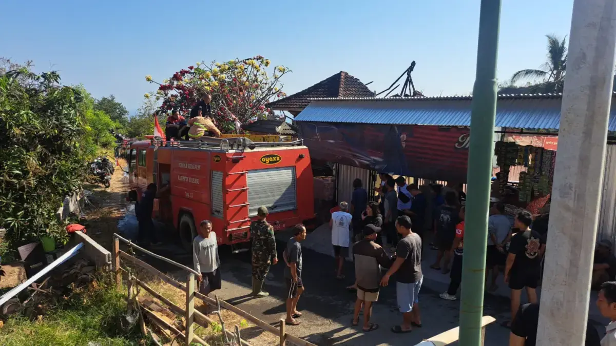 Petugas Pemadam Kebakaran Buleleng memadamkan api yang membakar rumah warga Desa Banjar, Buleleng, Sabtu (22/8/2026). (BPBD Buleleng)