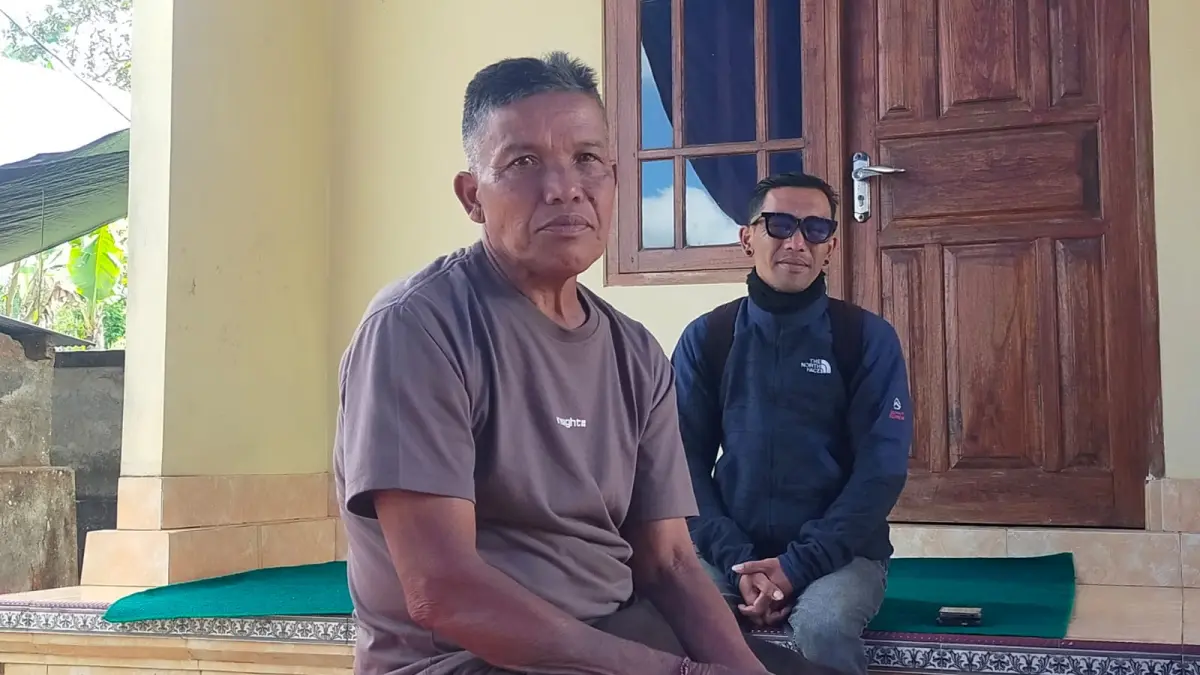 Kerabat Putu Ayu Meita Widyastuti, PMI asal Palaktiying ditemui di rumah duka, Senin (24/8/2026). (I Made Mertawan/Bali Express)