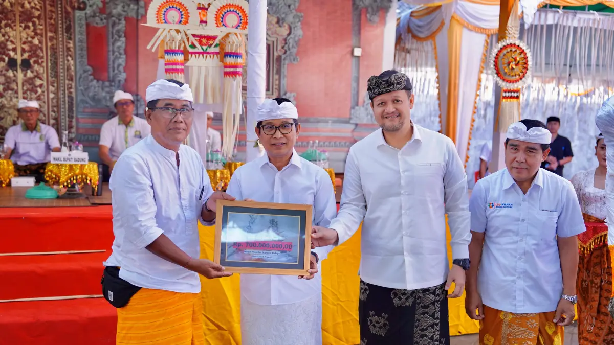 Bupati Adi Arnawa bersama Wabup Bagus Alit Sucipta saat hadiri Karya Manusa Yadnya dan Pitra Yadnya Massal di Desa Adat Kwanji, Kelurahan Sempidi, Kecamatan Mengwi, Selasa (25/8). (PROKOMPIM SETDA BADUNG)