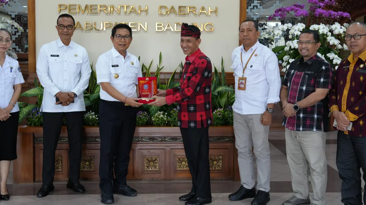 Bupati Adi Arnawa saat menerima kunjungan rombongan Bupati Wakatobi H. Haliana di Ruang Tamu Bupati, Puspem Badung, Rabu (26/8). (PROKOMPIM SETDA BADUNG)