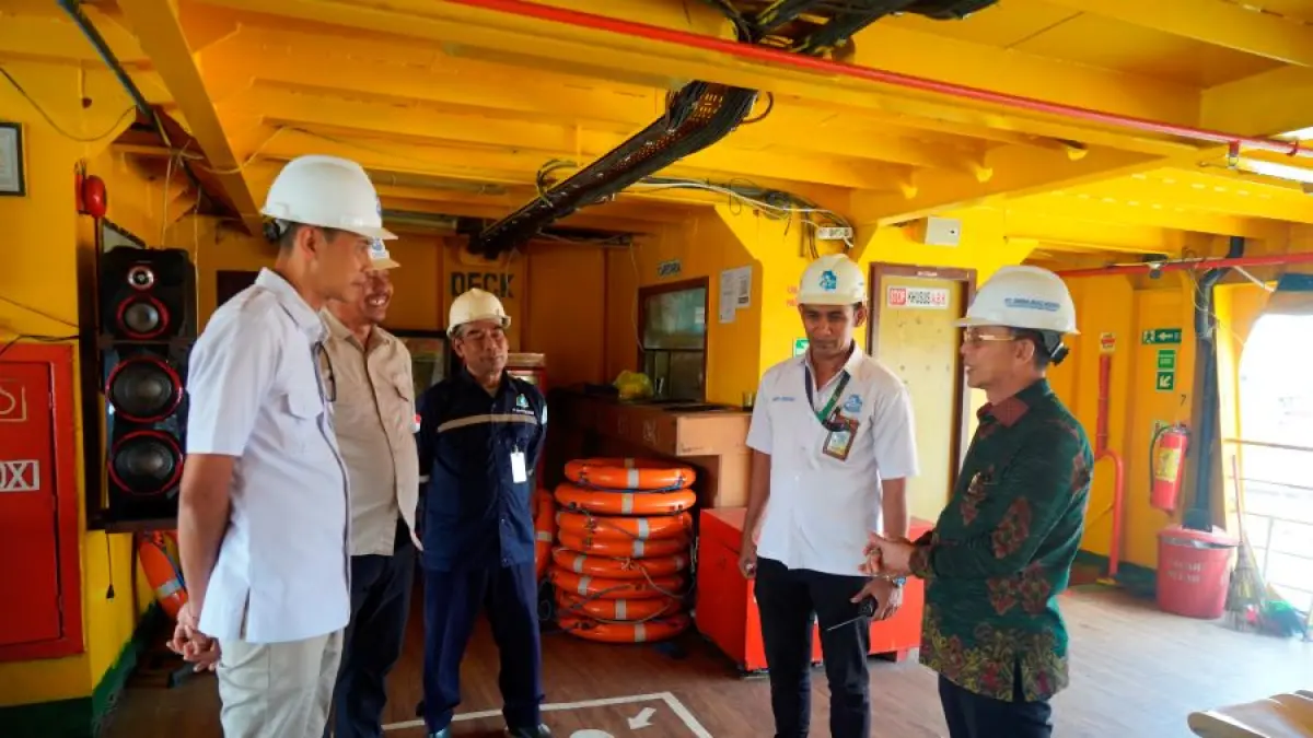 Bupati Klungkung I Made Satria (kanan) memastikan perbaikan KMP Nusa Jaya Abadi di galangan kapal PT Dewa Ruci Agung, Surabaya. (Ist)