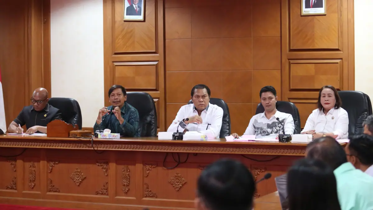 Komisi IV DPRD Badung saat menggelar rapat kerja dengan sejumlah manajemen usaha, Rabu (26/8). (Humas DPRD Badung)