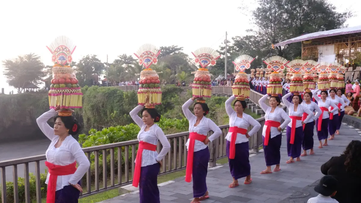 Parade Gebogan menjadi ikon tetap dalam festival Tanah Lot yang tahun ini hadir dengan tema yang lebih menarik. (Ist)