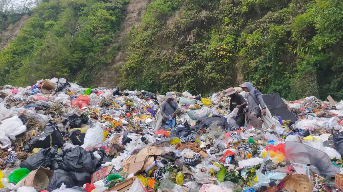 Tumpukan sampah bercampur di TPA Landih. (I Made Mertawan/Bali Express)