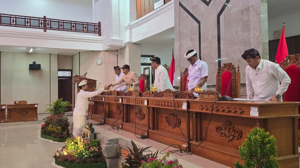 Ketua DPRD Kabupaten Buleleng, Ketut Ngurah Arya, SM, menegaskan pentingnya kehati-hatian dalam menetapkan target Pendapatan Asli Daerah (PAD) dalam Kebijakan Umum Anggaran dan Prioritas Plafon Anggaran Sementara (KUA-PPAS) Tahun Anggaran 2027 (I Putu Mardika/Bali Express)