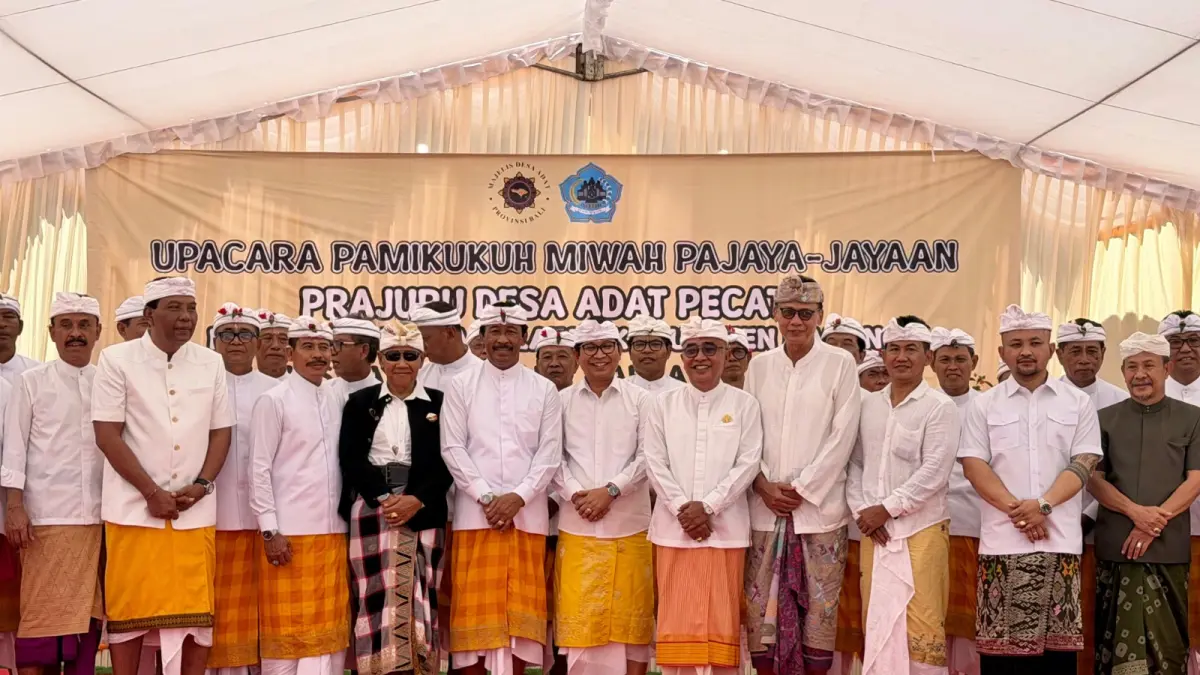 Bupati Adi Arnawa saat menghadiri Upacara Pamikukuh miwah Pajaya-jayaan Prajuru Desa Adat Pecatu, masa ayahan 2026-2031, di Pecatu, Kecamatan Kuta Selatan, Kamis (27/8). (PROKOMPIM SETDA BADUNG)