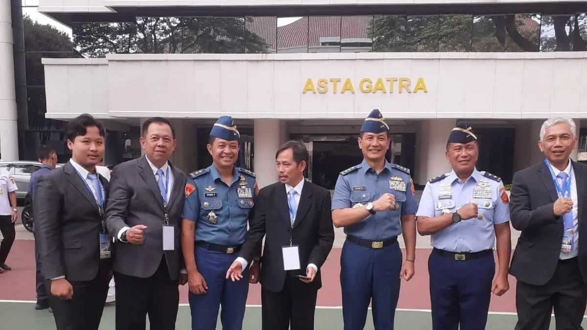  Prof. Dr. Sukewati Lanang Putra Perbawa, SH., M.Hum (paling kiri) 