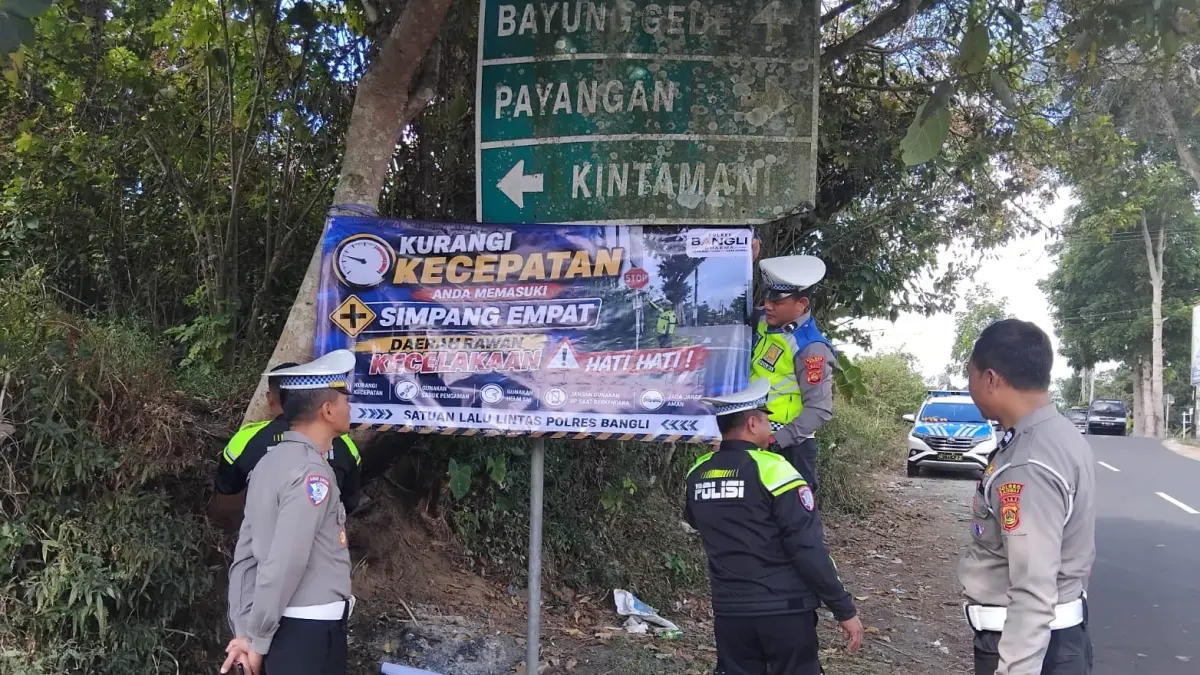 Sat Lantas Polres Bangli memasang spanduk imbauan di jalur Desa Bayunggede, Kecamatan Kintamani, Kabupaten Bangli, Rabu (26/8/2026). (Ist)