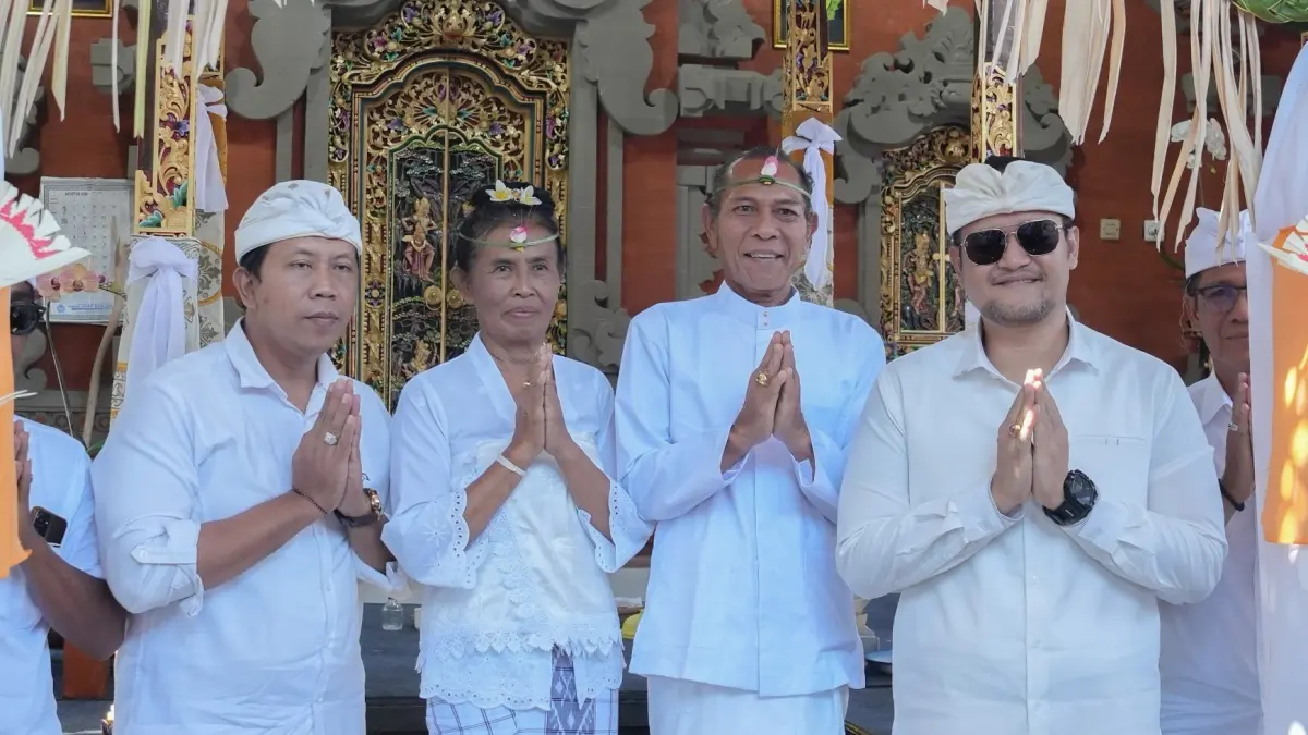 Wabup Bagus Alit Sucipta saat menghadiri rangkaian upacara Pediksan Ida Pedanda Gede Putra Beraban beserta Ida Pedanda Istri Tapaswi di Griya Beraban, Denkayu, Kecamatan Mengwi, Rabu (26/8). (PROKOMPIM SETDA BADUNG)