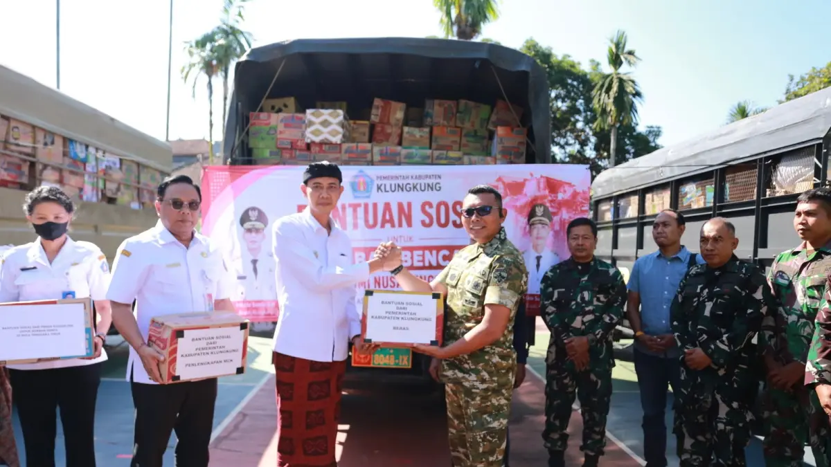 Wabup Klungkung, Tjokorda Gde Surya Putra, menyerahkan bantuan korban bencana Nusa Tenggara Timur (NTT )bertempat di Kodim 1610 Klungkung, Rabu (26/8/2026). (Ist)