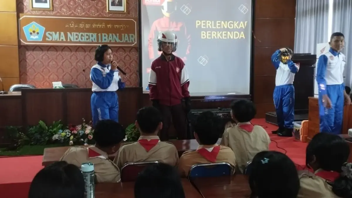 Astra Motor Bali membagikan pentingnya helm untuk Siswa SMAN 1 Banjar. (Ist)
