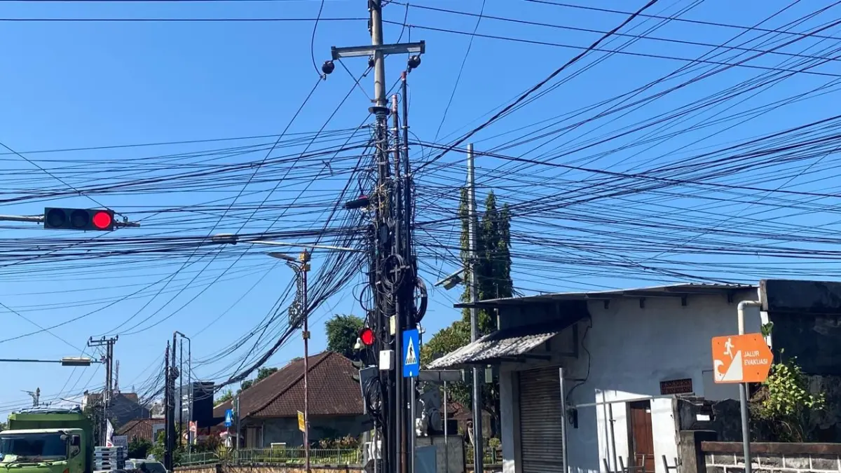 Kabel semrawut di Karangasem. (Ist)