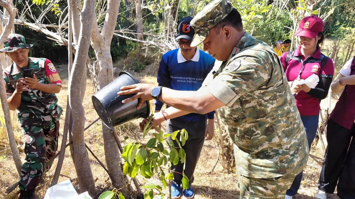 KDanrem 163/Wira Satya, Brigjen TNI Ida I Dewa Agung Hadisaputra didampingi Rektor IMK, Prof Suwindia saat menanam pohon Juwet di areal lahan kampus IMK di Desa Patas, Kecamatan Gerokgak, Buleleng pada Jumat (28/8) (I Putu Mardika/Bali Express)